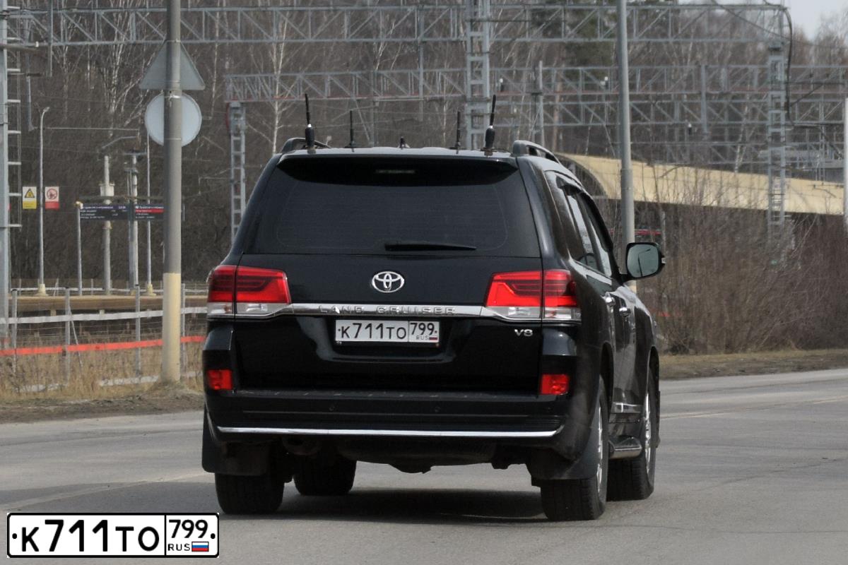Фото автомобиля TOYOTA LANDCRUISER 200, 2020 — госномер К711ТО799. Цвет: ЧЕРНЫЙ