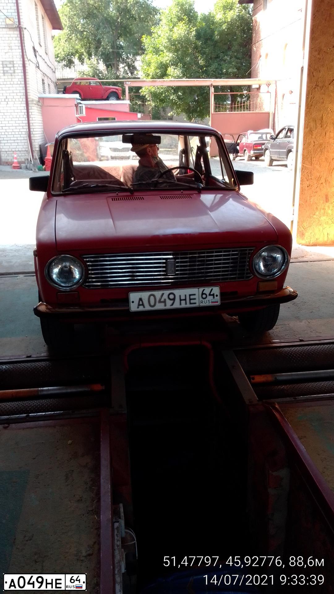 Фото автомобиля LADA 2101, 1987 — госномер А049НЕ64. Цвет: КРАСНЫЙ