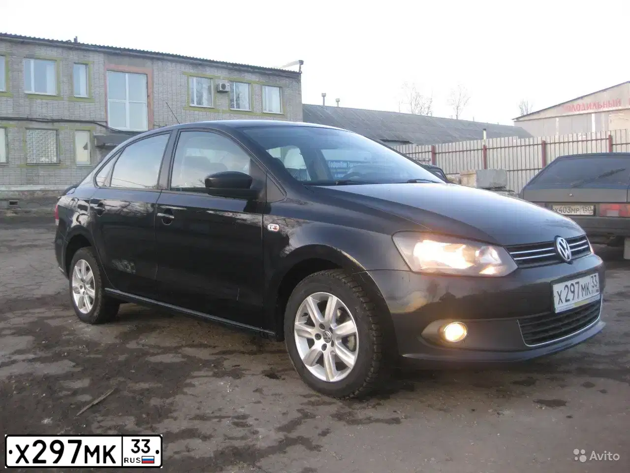 Фото автомобиля VOLKSWAGEN POLO, 2011 — госномер Х297МК33. Цвет: ЧЕРНЫЙ