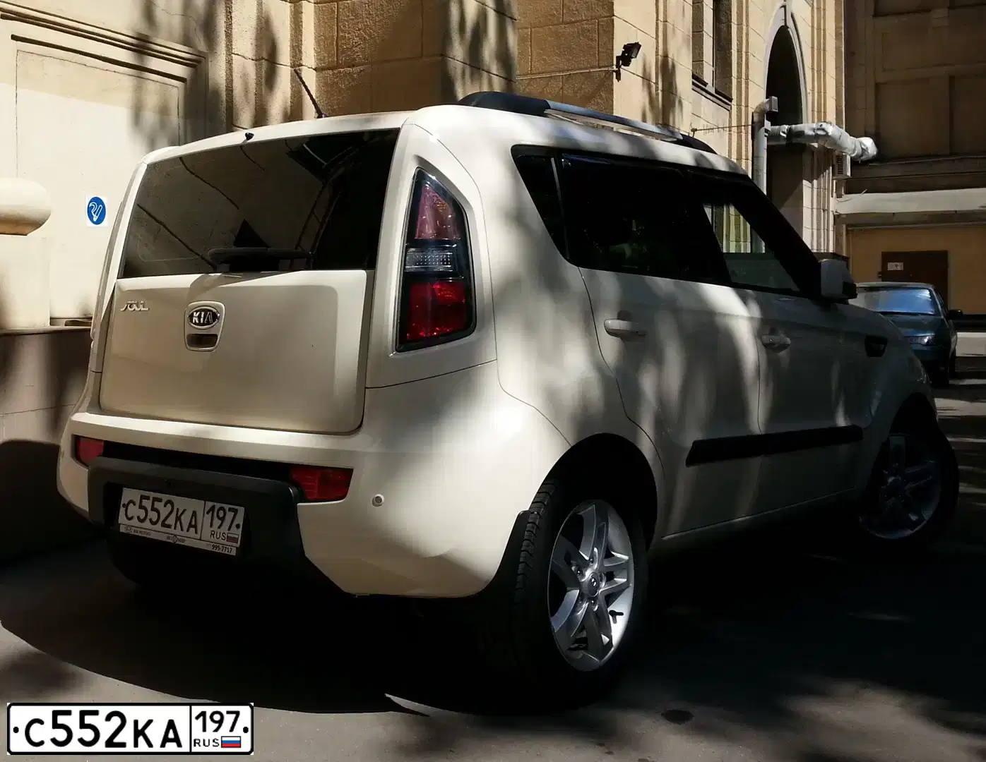 Фото автомобиля KIA SOUL, 2010 — госномер С552КА197. Цвет: СВЕТЛО-БЕЖЕВЫЙ