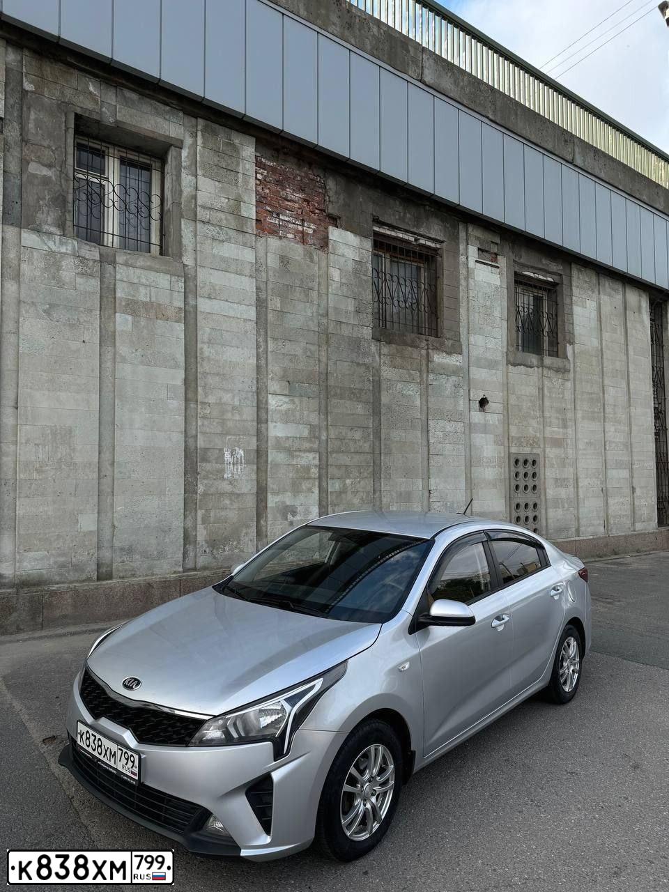 Фото автомобиля KIA RIO, 2021 — госномер Е374РК156. Цвет: СЕРЫЙ
