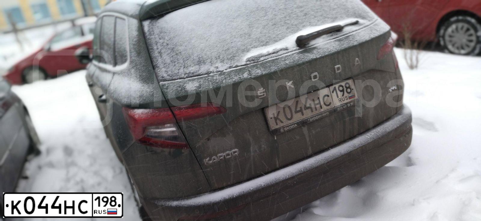 Фото автомобиля SKODA KAROQ, 2020 — госномер К044НС198. Цвет: ЗЕЛЕНЫЙ