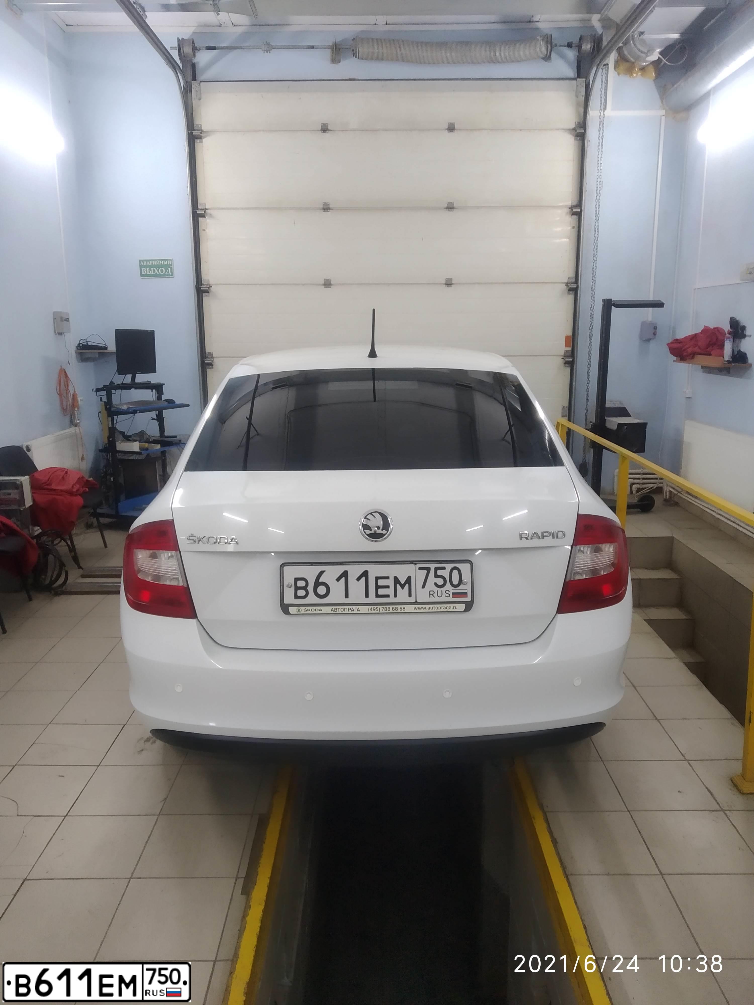 Фото автомобиля SKODA RAPID, 2014 — госномер В611ЕМ750. Цвет: БЕЛЫЙ