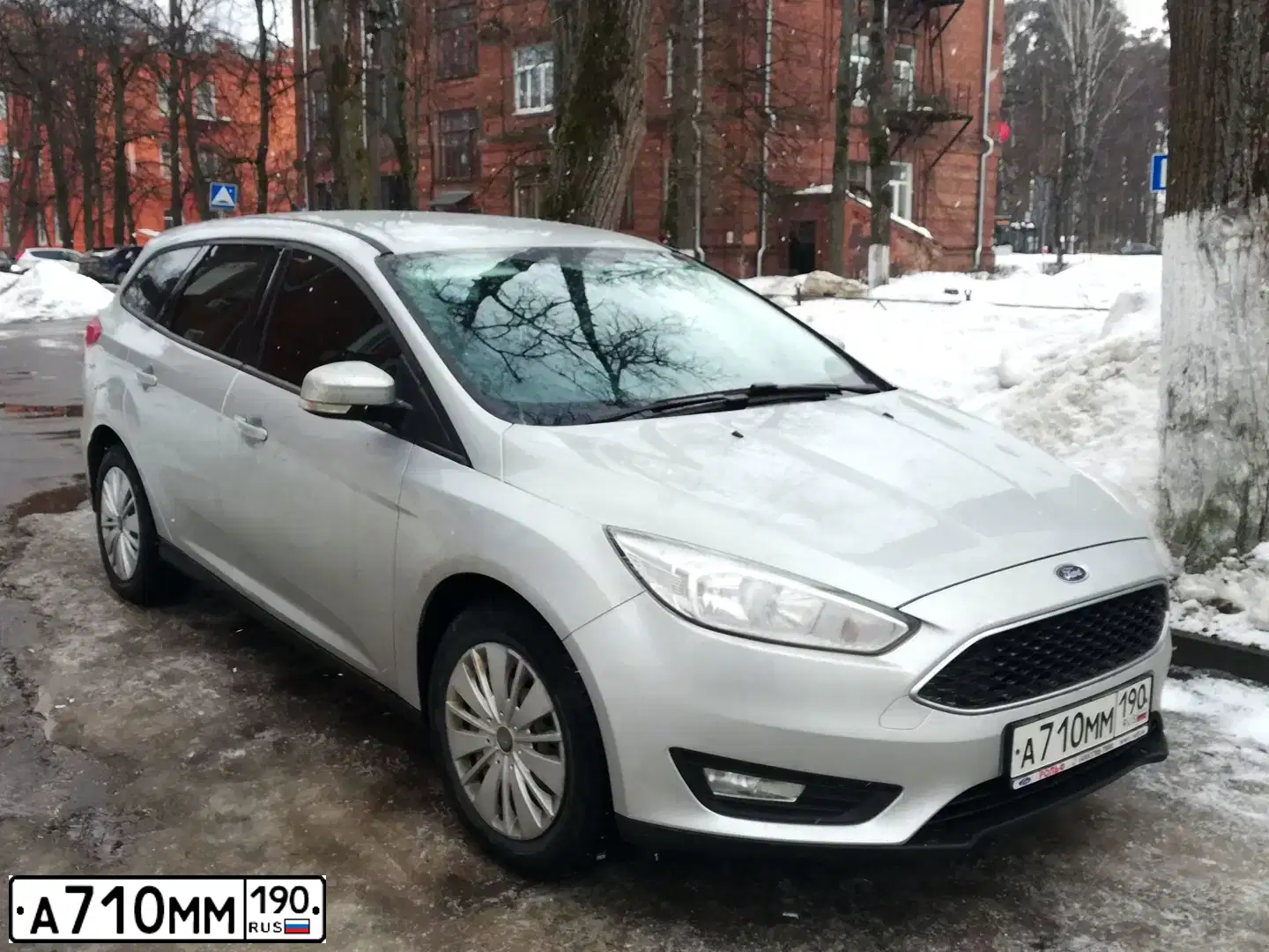 Фото автомобиля FORD FOCUS, 2018 — госномер А710ММ190. Цвет: СЕРЕБРИСТЫЙ