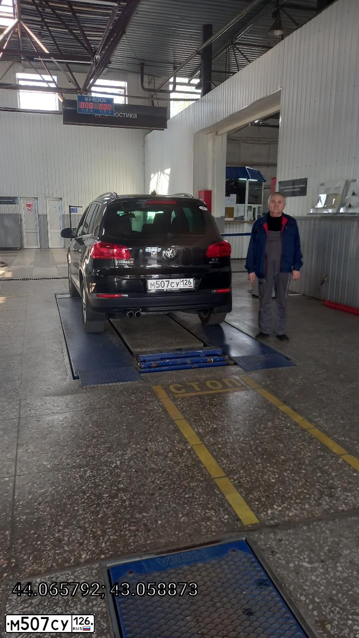 Фото автомобиля VOLKSWAGEN TIGUAN, 2016 — госномер М146ТО126. Цвет: ЧЕРНЫЙ