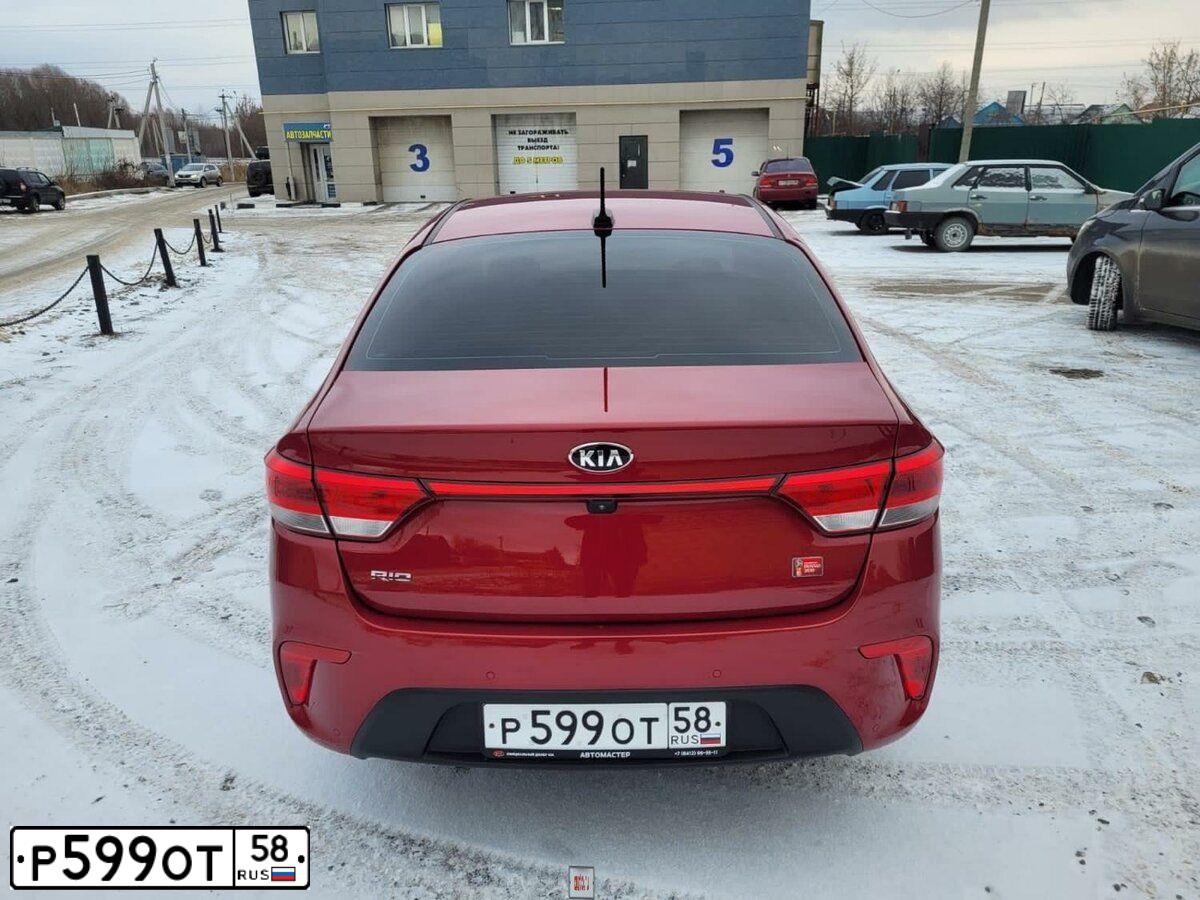 Фото автомобиля KIA RIO, 2018 — госномер Р599ОТ58. Цвет: Красный