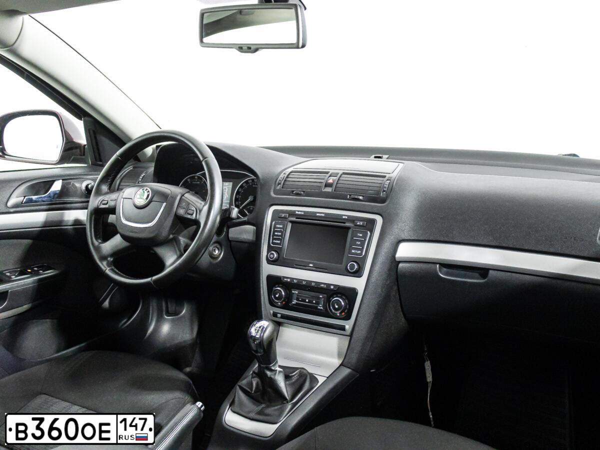 Фото автомобиля SKODA OCTAVIA, 2009 — госномер В360ОЕ147. Цвет: БОРДОВЫЙ