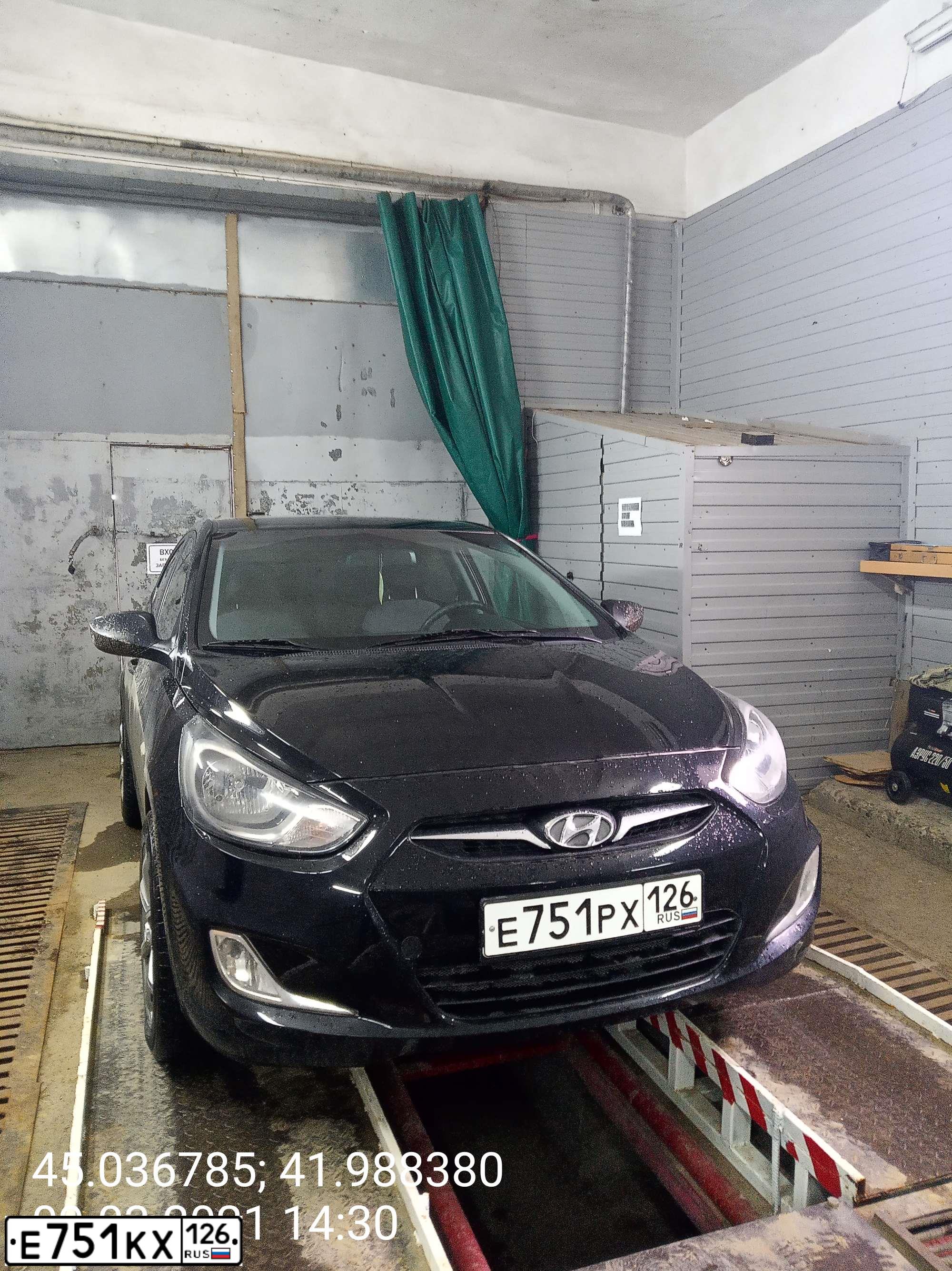 Фото автомобиля HYUNDAI SOLARIS, 2013 — госномер Е751КХ126. Цвет: ЧЕРНЫЙ