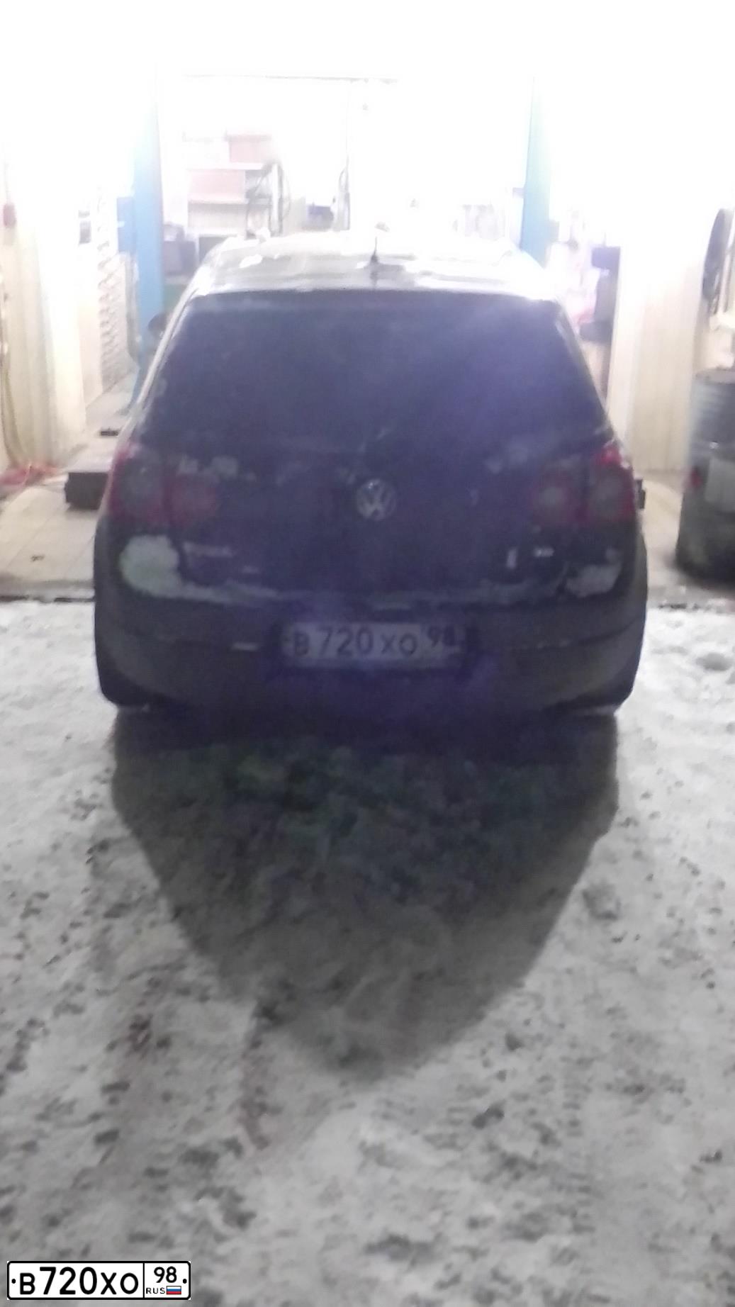 Фото автомобиля VOLKSWAGEN GOLF, 2008 — госномер В720ОХ98. Цвет: ЧЕРНЫЙ