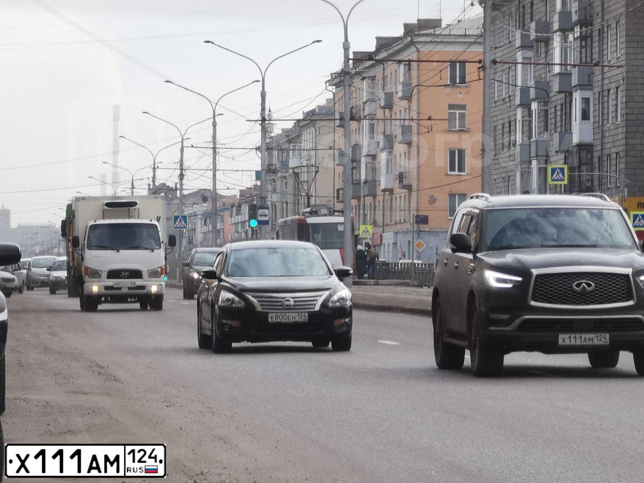 Фото автомобиля INFINITI QX80 /QX56/, 2019 — госномер Х111АМ124. Цвет: ЧЕРНЫЙ