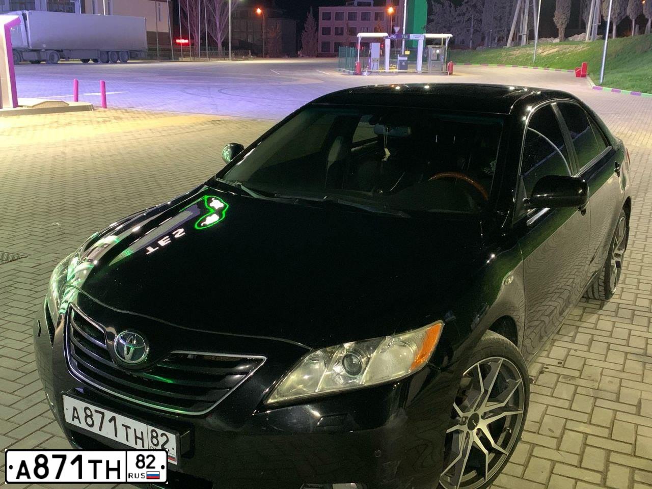 Фото автомобиля TOYOTA CAMRY, 2008 — госномер А871ТН82. Цвет: ЧЕРНЫЙ