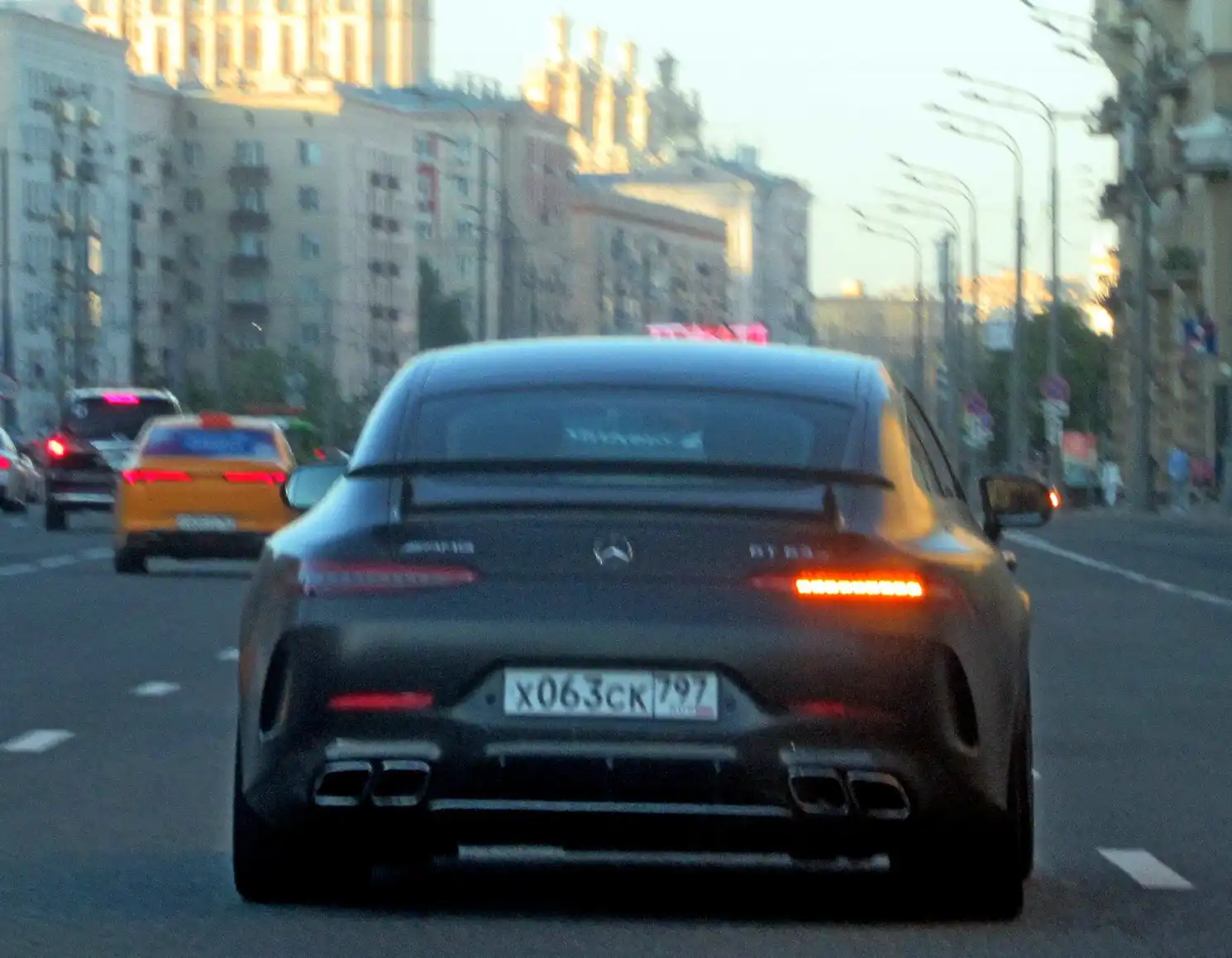 Фото автомобиля MERCEDES-BENZ MERCEDES-AMG GT-CLASS, 2021 — госномер Х063СК797. Цвет: СЕРЫЙ