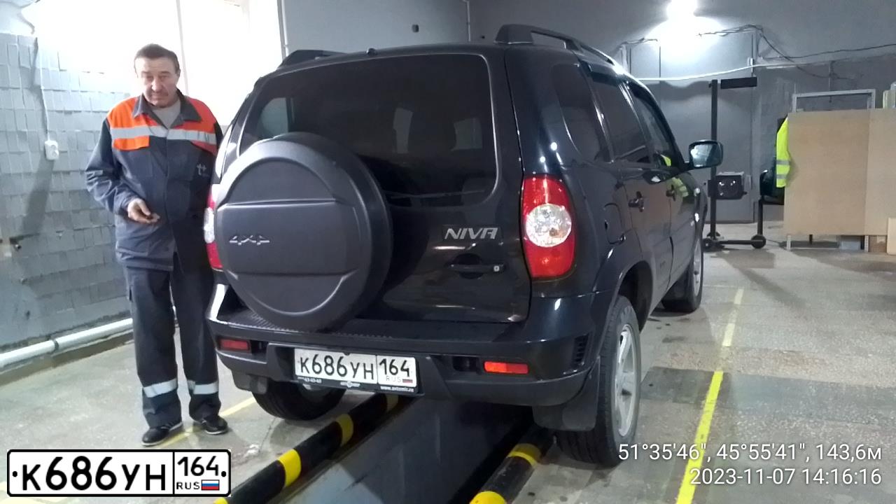 Фото автомобиля CHEVROLET NIVA, 2017 — госномер А304СУ164. Цвет: ЧЕРНО-СИН МЕТАЛ