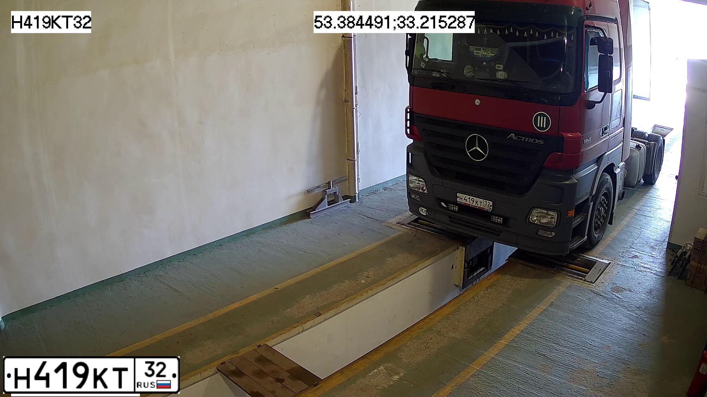 Фото автомобиля MERCEDES ACTROS, 2005 — госномер Н419КТ32. Цвет: Красный