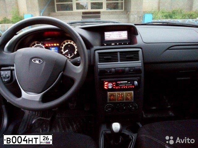Фото автомобиля HYUNDAI SOLARIS, 2015 — госномер В004НТ26. Цвет: БЕЛЫЙ