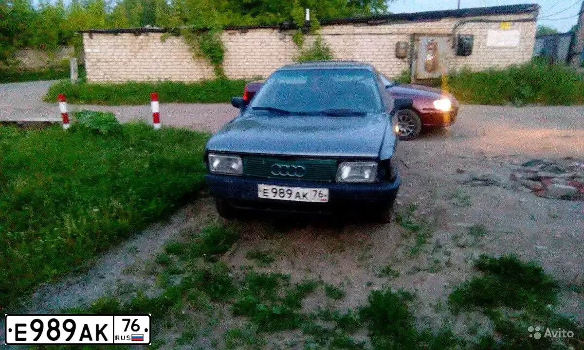 Фото автомобиля AUDI 80, 1990 — госномер Е989АК76. Цвет: СЕРЫЙ