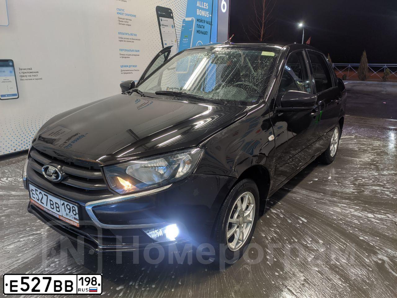 Фото автомобиля LADA 2190 GRANTA, 2019 — госномер Е527ВВ198. Цвет: ЧЕРНЫЙ