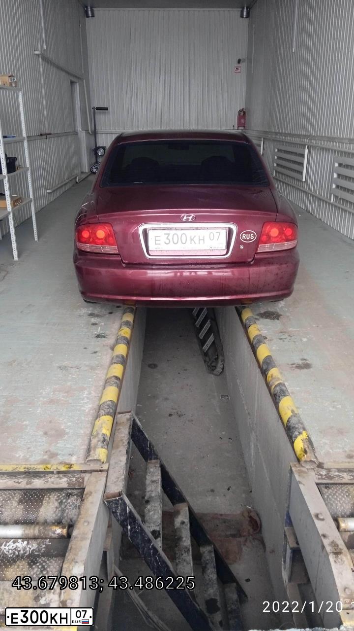 Фото автомобиля HYUNDAI SONATA, 2008 — госномер В321УМ09. Цвет: Красный