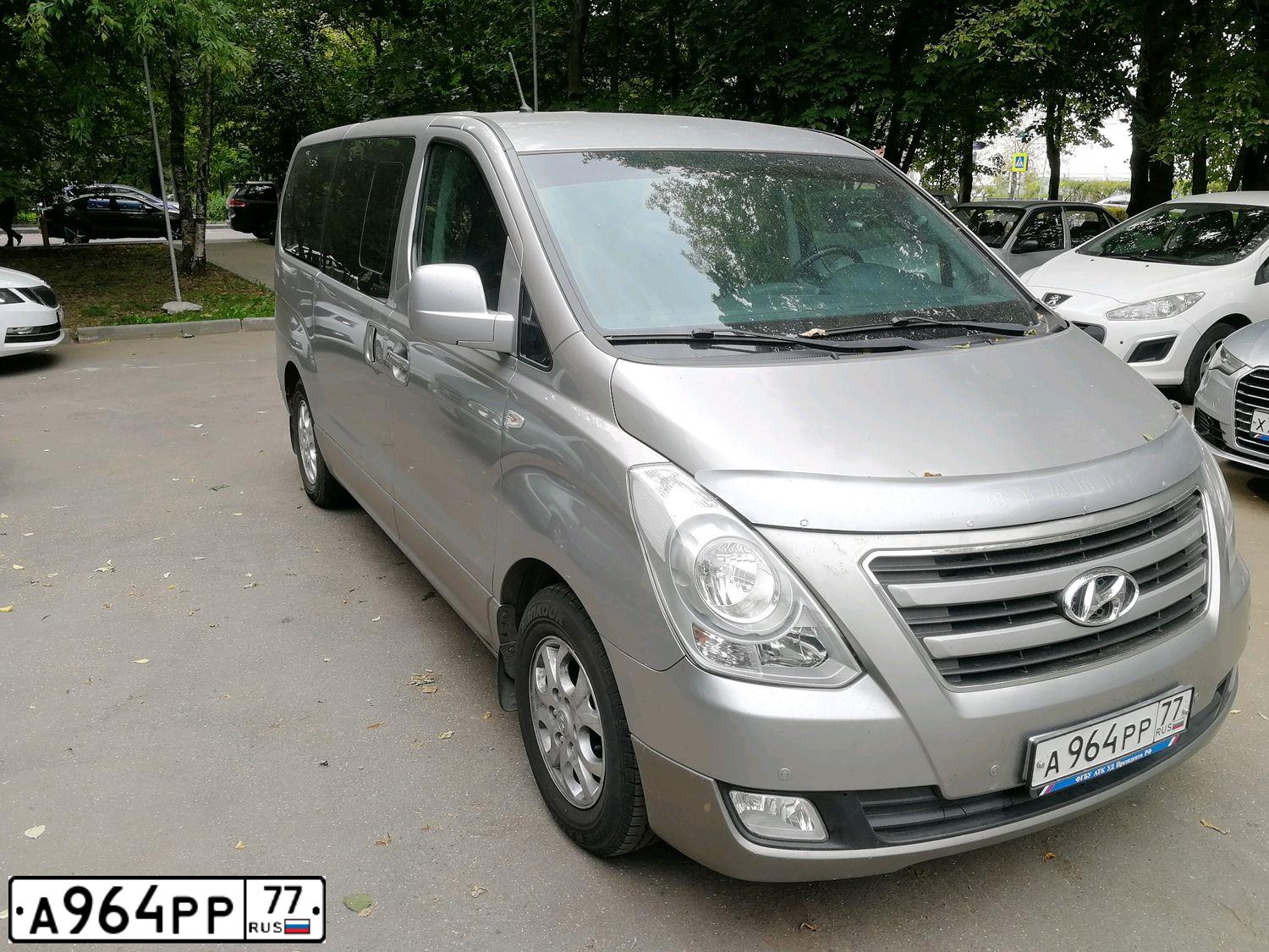 Фото автомобиля HYUNDAI H 1/H 100/STAREX, 2013 — госномер А136МА193. Цвет: СЕРЕБРИСТЫЙ