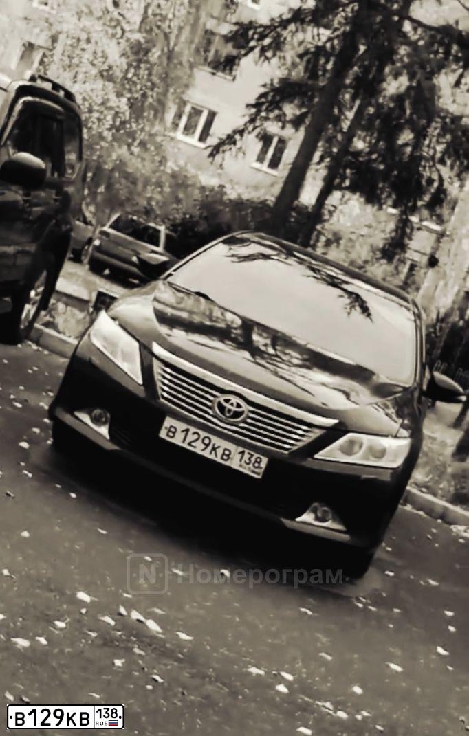 Фото автомобиля TOYOTA CAMRY, 2012 — госномер В129КВ138. Цвет: Темно-серый металлик