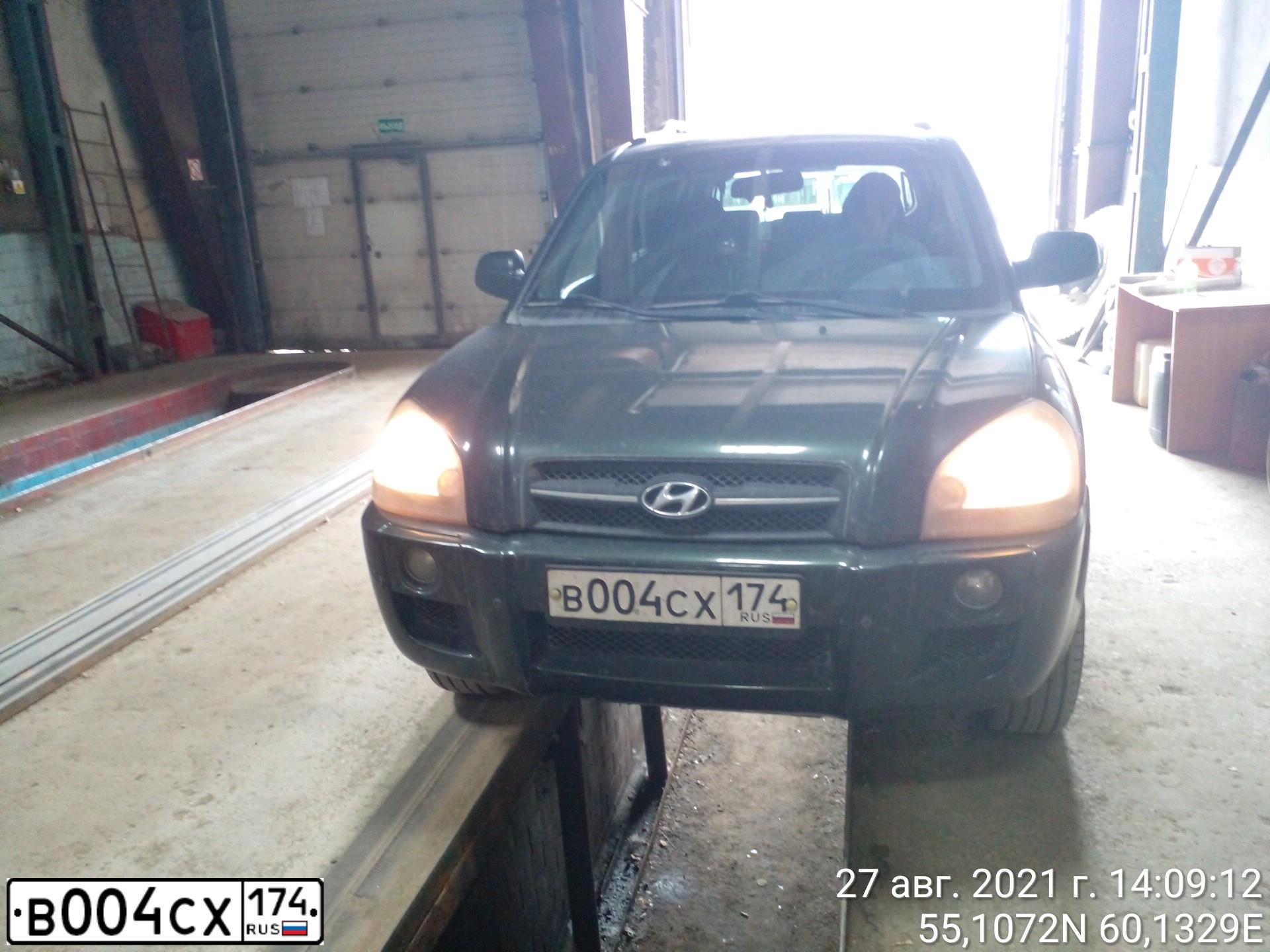 Фото автомобиля HYUNDAI TUCSON, 2006 — госномер В004СХ174. Цвет: ТЕМНО-ЗЕЛЕНЫЙ