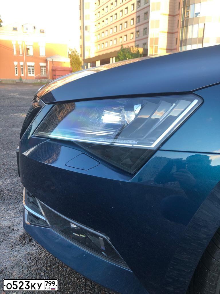 Фото автомобиля SKODA SUPERB, 2018 — госномер О523КУ799. Цвет: синий