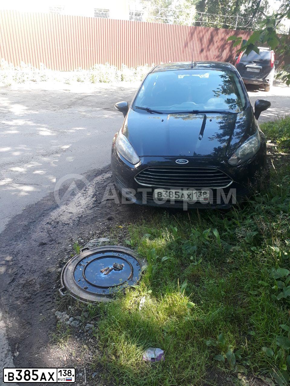 Фото автомобиля FORD FIESTA / ASPIRE, 2015 — госномер В385АХ138. Цвет: ЧЕРНЫЙ