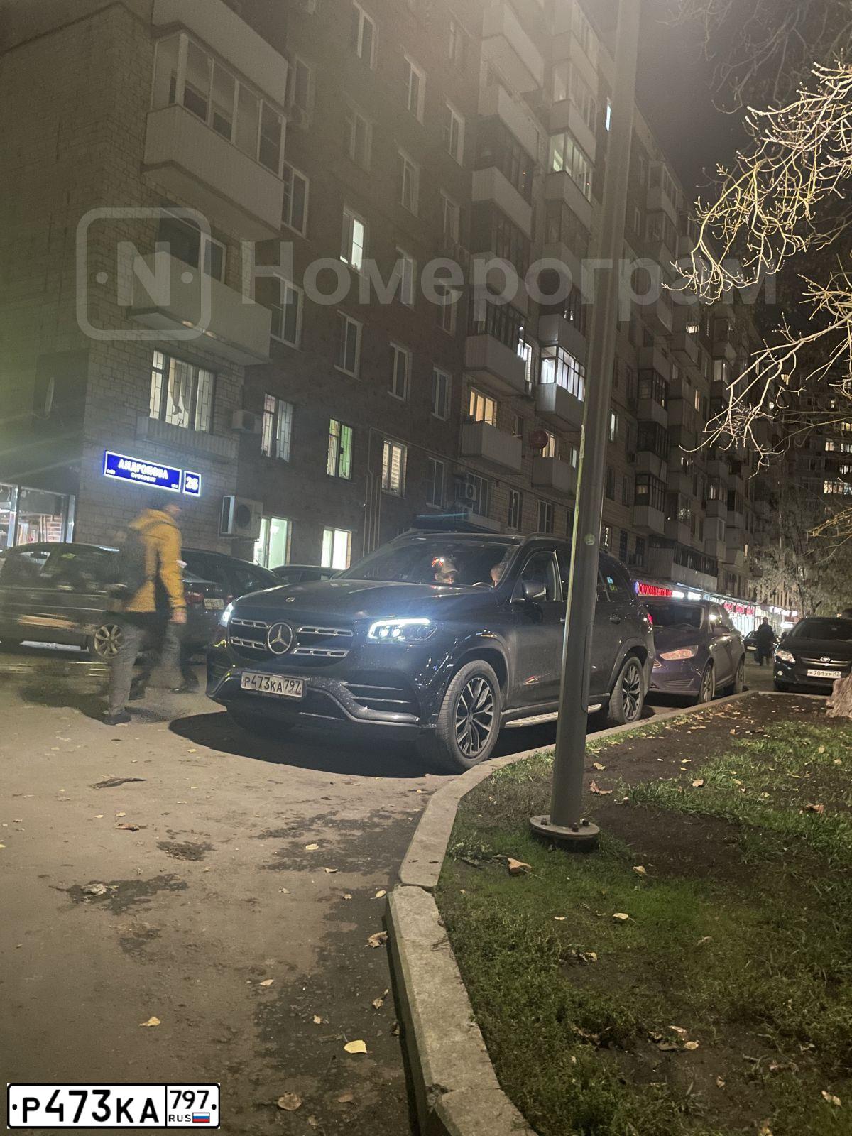 Фото автомобиля MERCEDES-BENZ GLS450, 2021 — госномер Е129ВС550. Цвет: ЧЕРНЫЙ