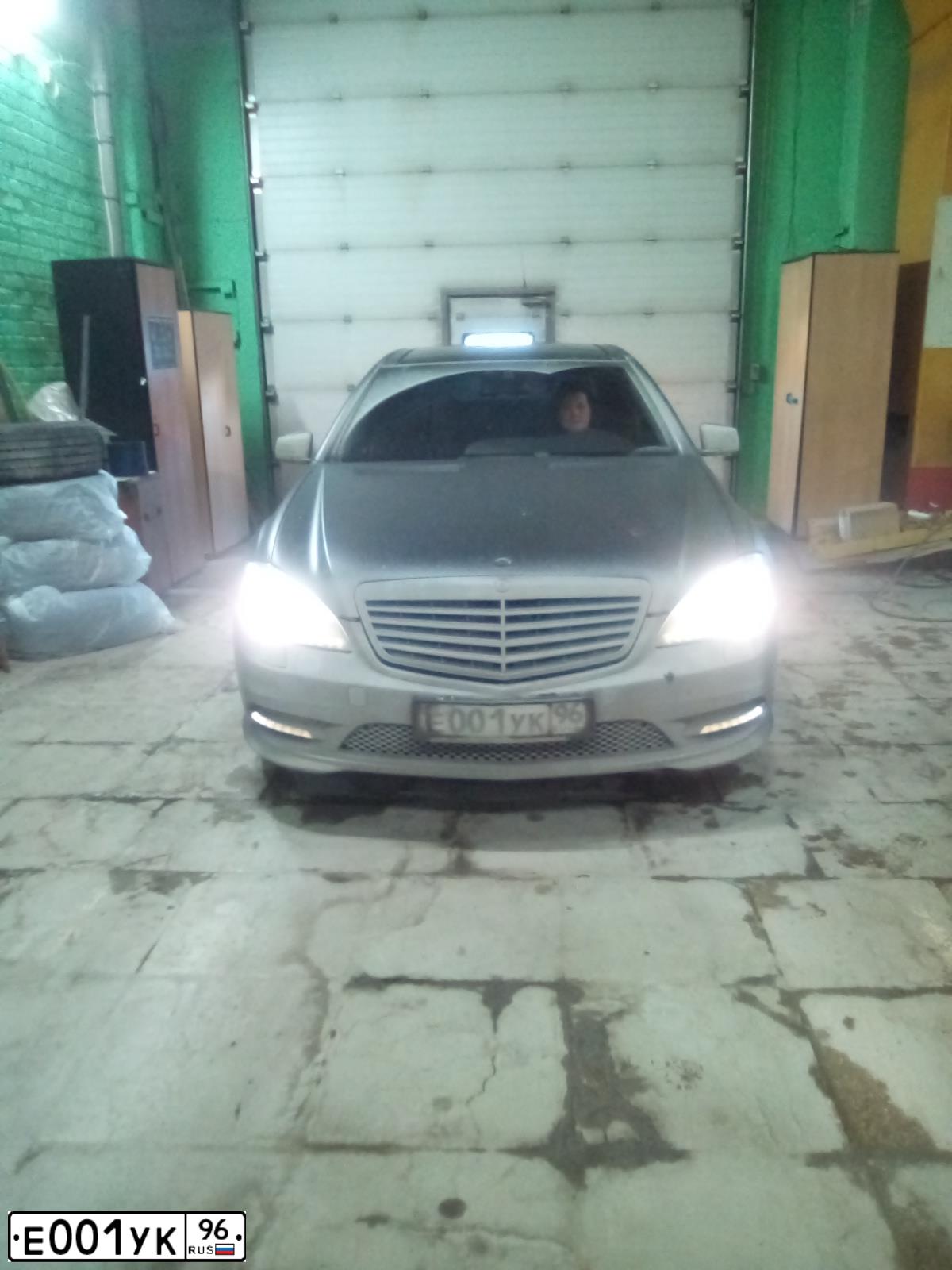 Фото автомобиля MERCEDES S-KLASSE, 2009 — госномер Е001УК96. Цвет: ЧЕРНЫЙ