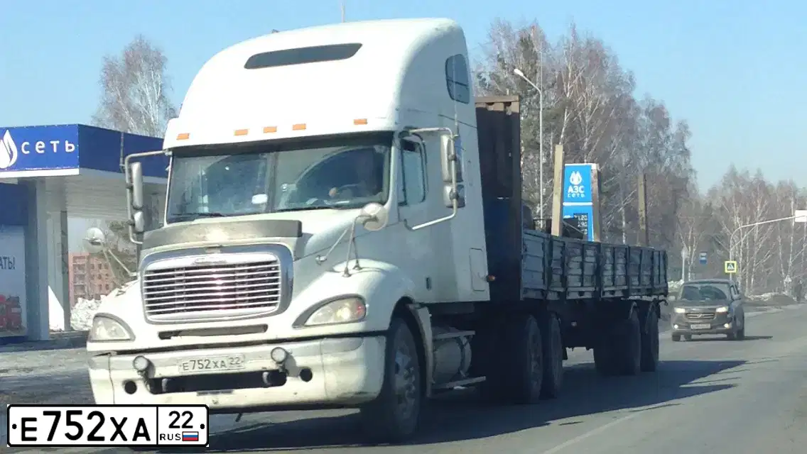Фото автомобиля FREIGHTLINER COLUMBIA, 2002 — госномер Р849КМ70. Цвет: Белый