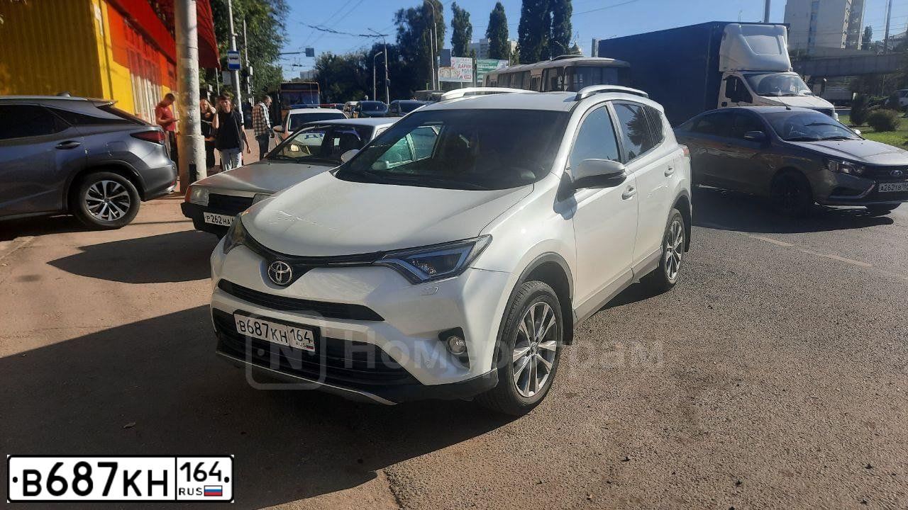 Фото автомобиля TOYOTA RAV4, 2019 — госномер Т064ЕХ64. Цвет: БЕЛЫЙ ПЕРЛАМУТР