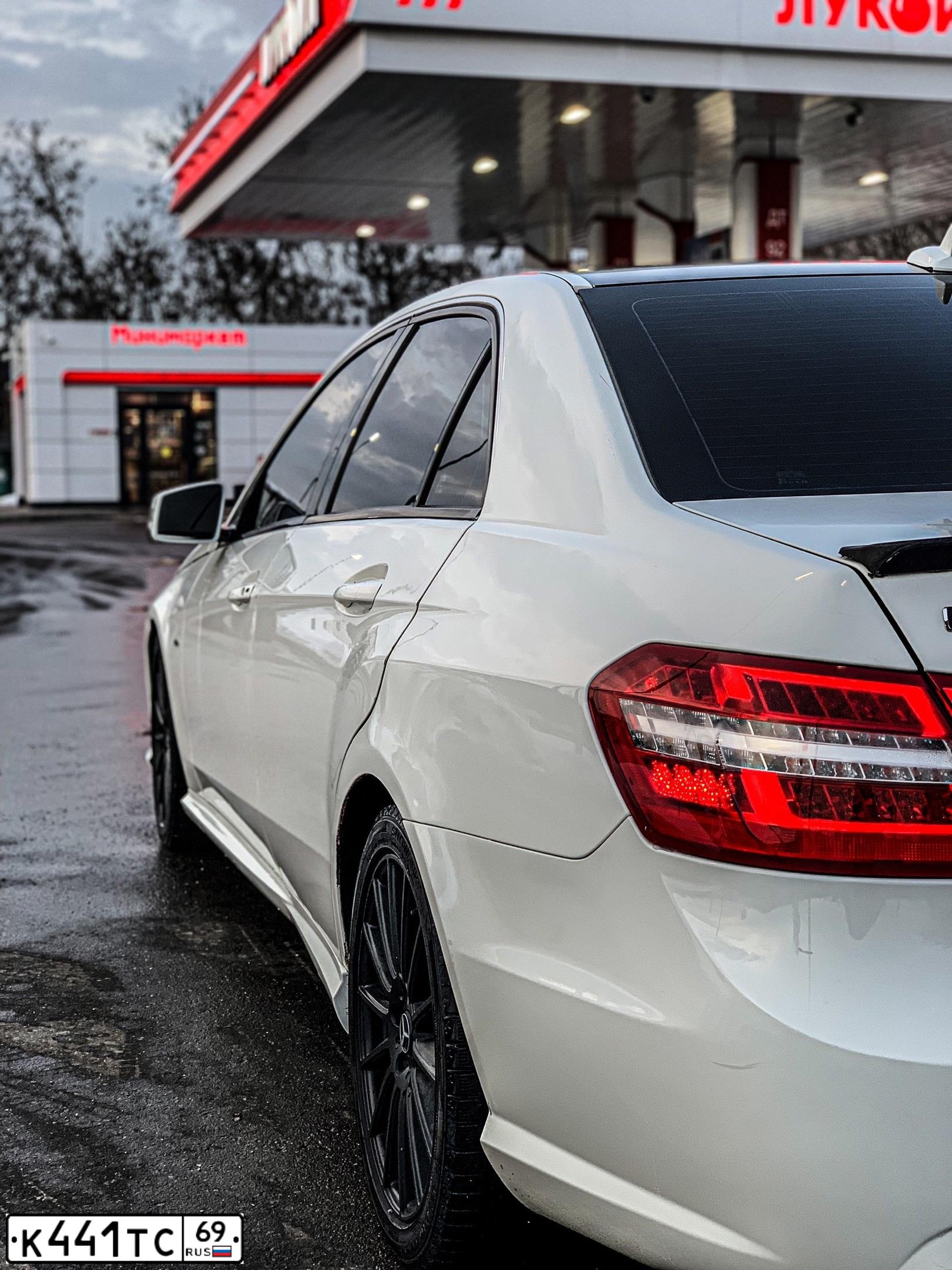 Фото автомобиля MERCEDES E-KLASSE, 2011 — госномер У506НА48. Цвет: Белый