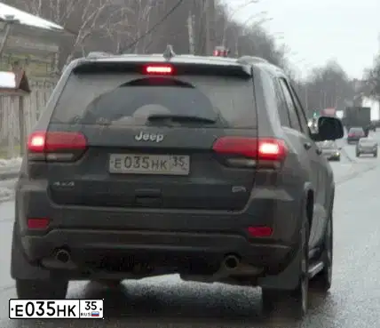 Фото автомобиля JEEP GRAND CHEROKEE, 2014 — госномер К102ТЕ124. Цвет: СЕРЫЙ
