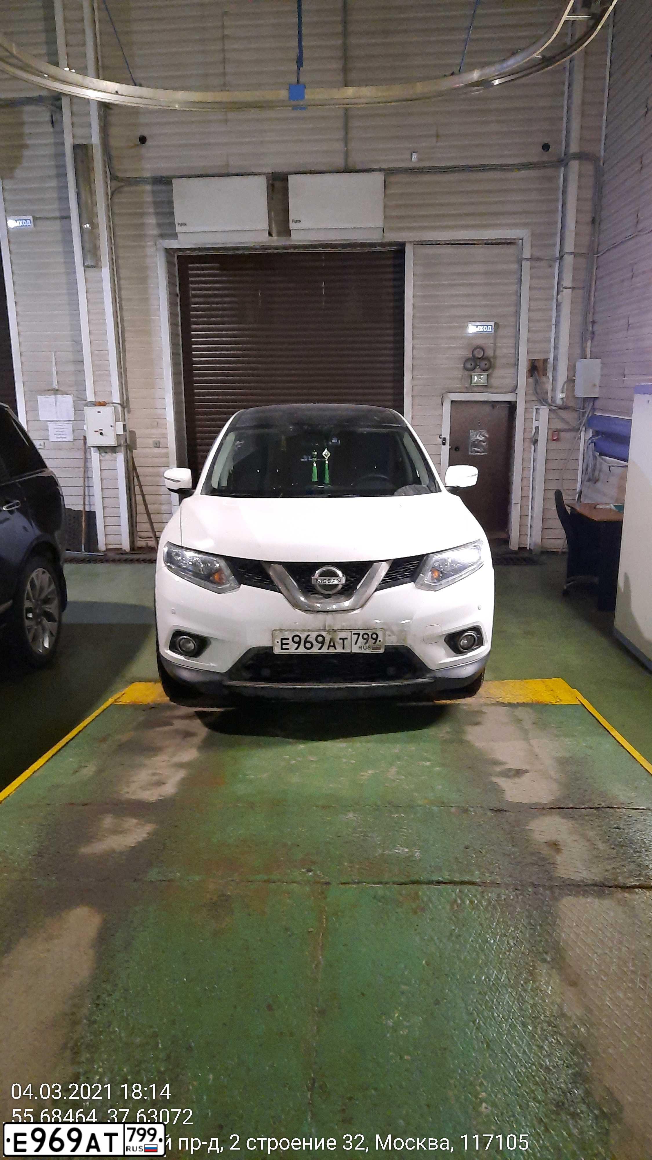 Фото автомобиля NISSAN X-TRAIL, 2017 — госномер Е969АТ799. Цвет: БЕЛЫЙ