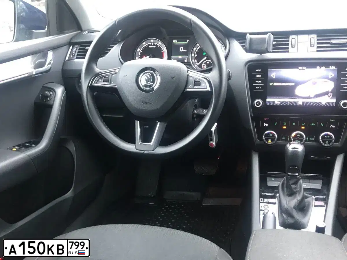 Фото автомобиля SKODA OCTAVIA, 2018 — госномер А150КВ799. Цвет: Серебристый