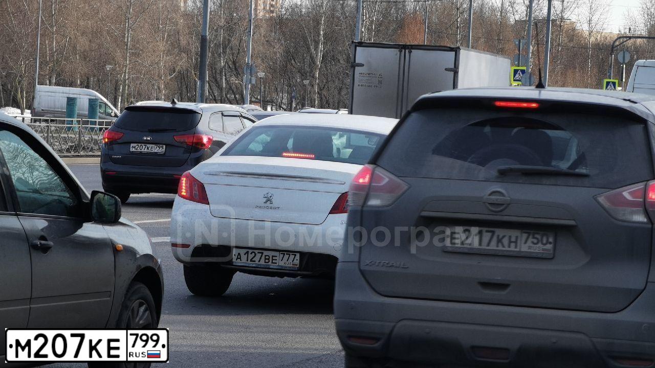 Фото автомобиля KIA CEE'D, 2018 — госномер М207КЕ799. Цвет: СЕРЫЙ