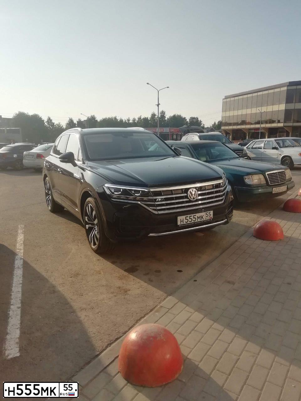 Фото автомобиля VOLKSWAGEN TOUAREG, 2018 — госномер Н555МК55. Цвет: ЧЕРНЫЙ