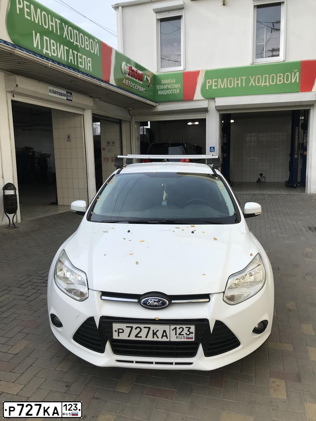 Фото автомобиля FORD FOCUS, 2012 — госномер Р727КА123. Цвет: Белый