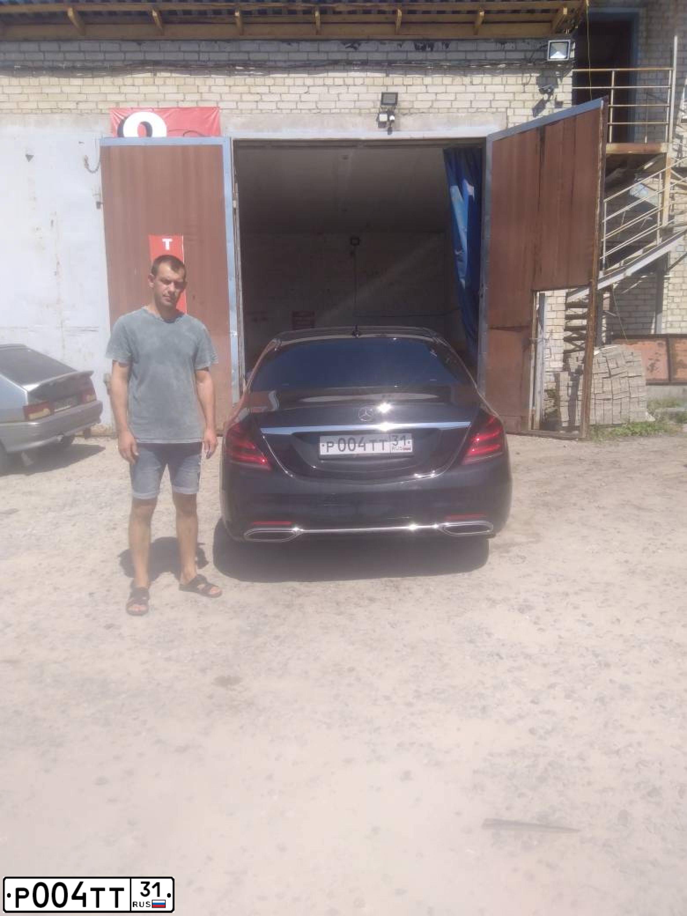 Фото автомобиля MERCEDES E-KLASSE, 2011 — госномер Р004ТТ31. Цвет: ЧЕРНЫЙ