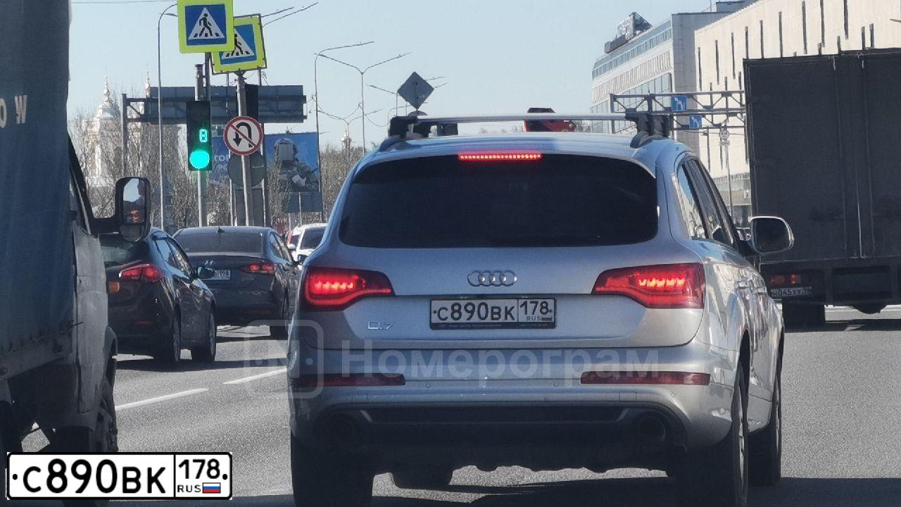 Фото автомобиля AUDI Q7, 2014 — госномер С890ВК178. Цвет: Серебристый