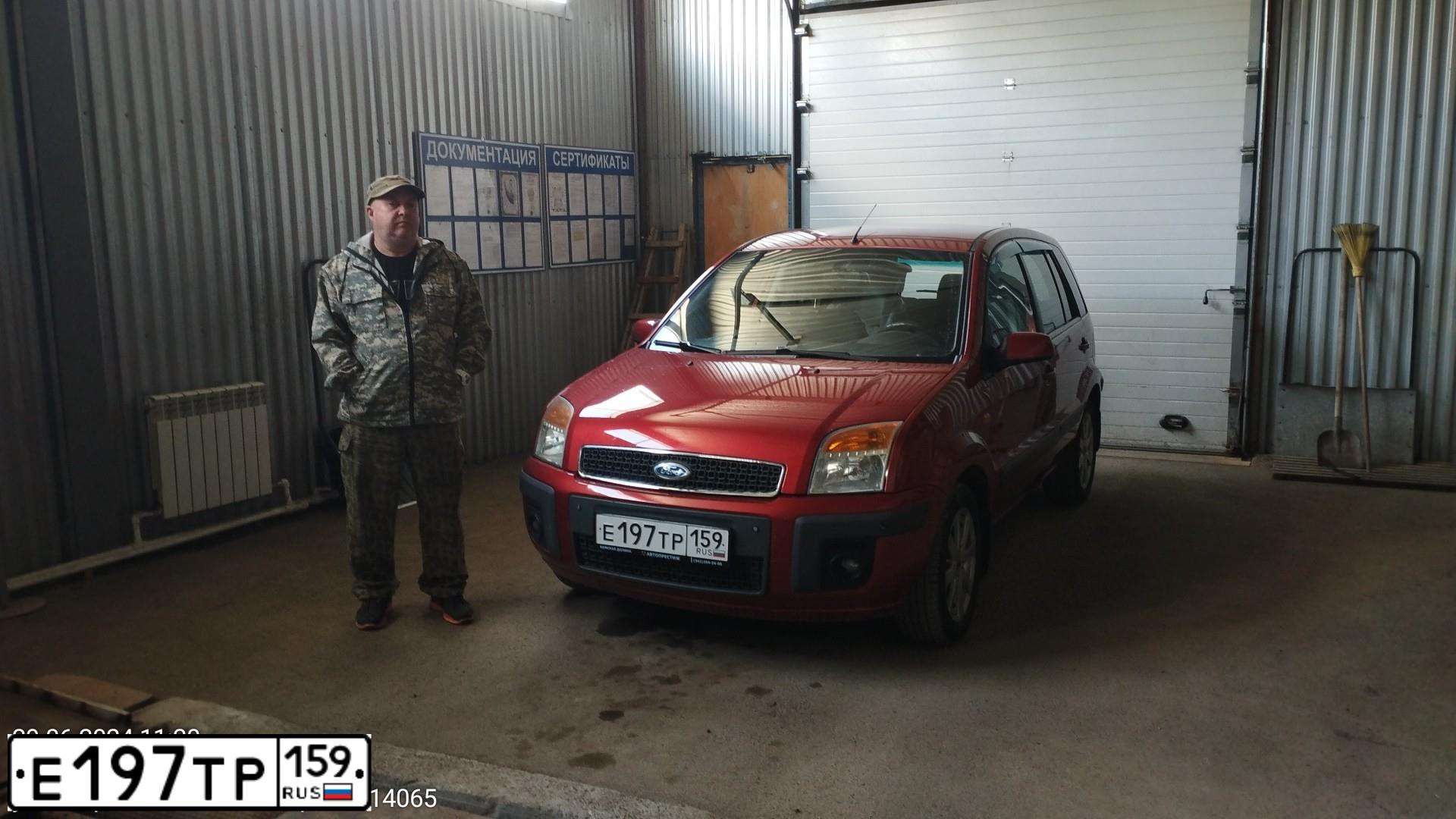 Фото автомобиля FORD FUSION, 2006 — госномер А835РТ159. Цвет: КРАСНЫЙ