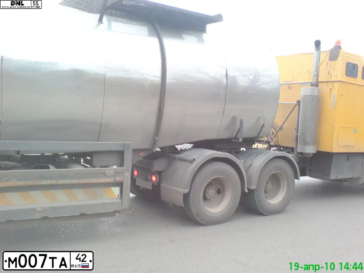 Фото автомобиля INTERNATIONAL HEAVY TRUCK 8500-9900, 2003 — госномер Е717ТН124. Цвет: ЖЕЛТЫЙ