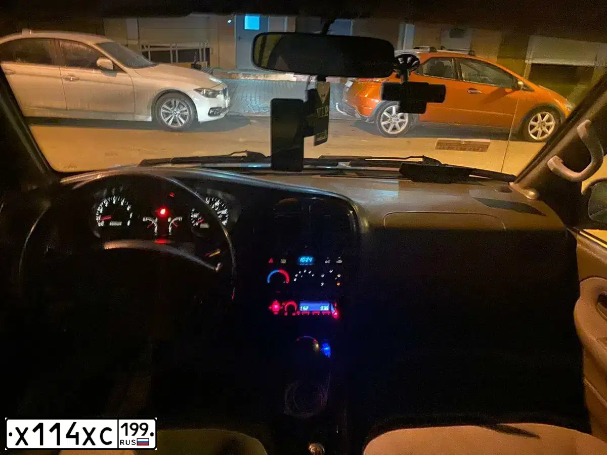 Фото автомобиля KIA SPORTAGE, 2001 — госномер Х114ХС199. Цвет: Темно-зеленый