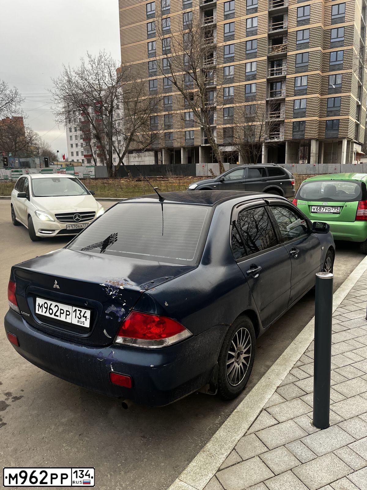 Фото автомобиля MITSUBISHI LANCER, 2003 — госномер Х272АЕ250. Цвет: синий