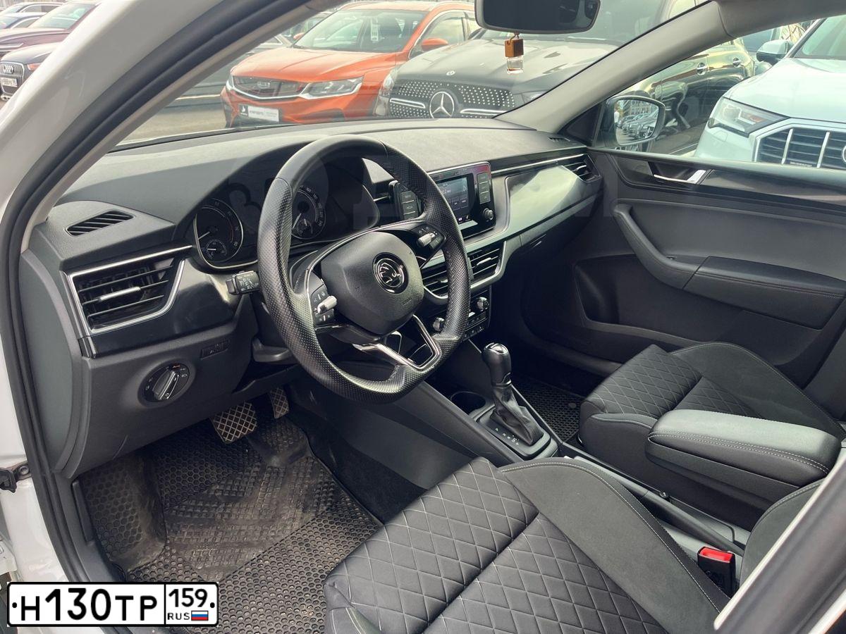 Фото автомобиля SKODA RAPID, 2020 — госномер Е982ТК790. Цвет: Белый черный 