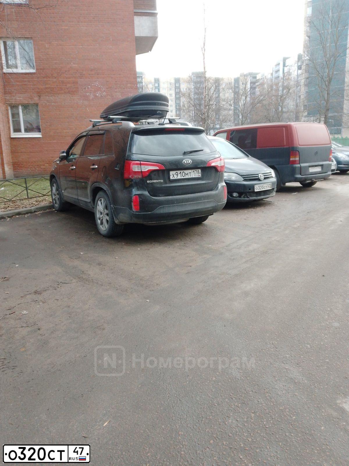 Фото автомобиля VOLKSWAGEN GOLF PLUS, 2009 — госномер Т663СО198. Цвет: ЧЕРНЫЙ
