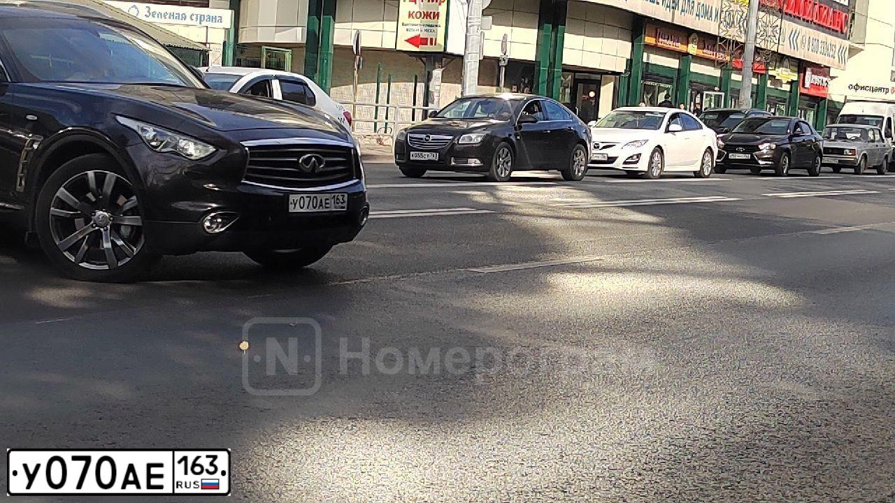Фото автомобиля INFINITI QX70 /FX/, 2015 — госномер У070АЕ163. Цвет: ЧЕРНЫЙ