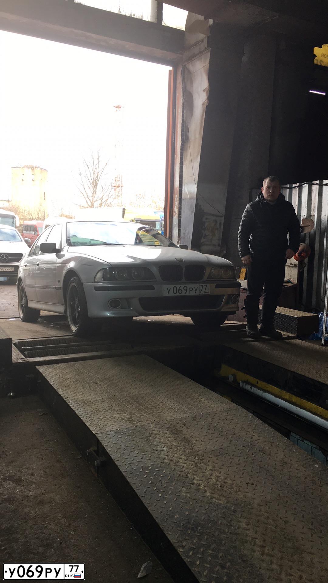Фото автомобиля BMW SERIE 5, 2000 — госномер У069РУ77. Цвет: СЕРЫЙ
