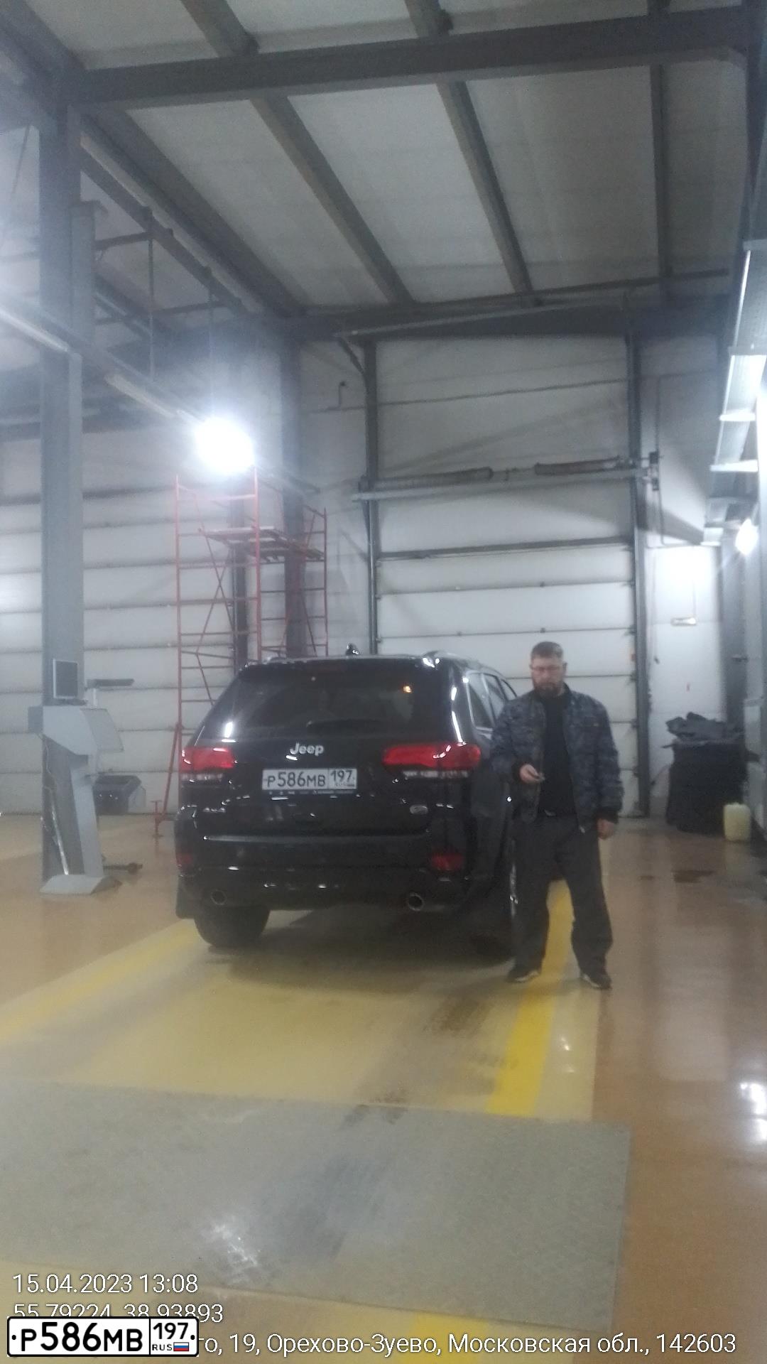 Фото автомобиля JEEP GRAND CHEROKEE, 2013 — госномер Р689ТМ198. Цвет: ЧЕРНЫЙ