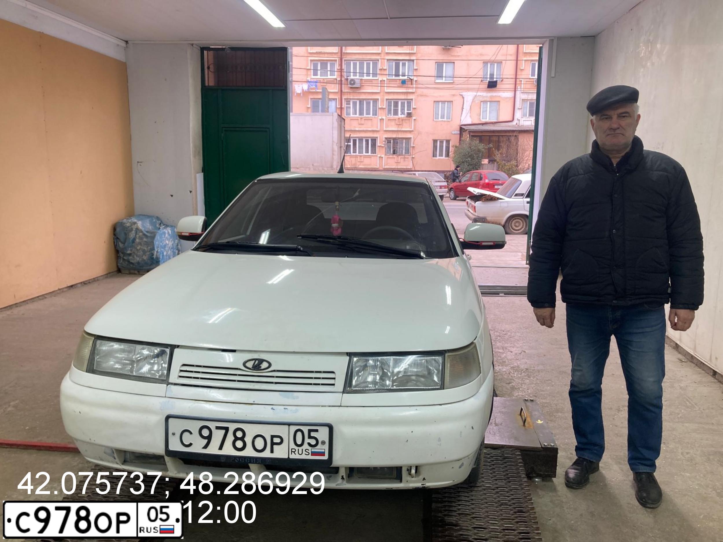 Фото автомобиля LADA 2110, 2002 — госномер Е070КК01. Цвет: ЯРКО-БЕЛЫЙ